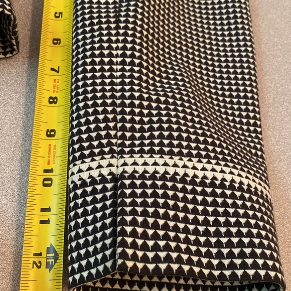 Axcess by Liz Claiborne - fitted cropped blazer. Size 12 - Picture 4 of 9